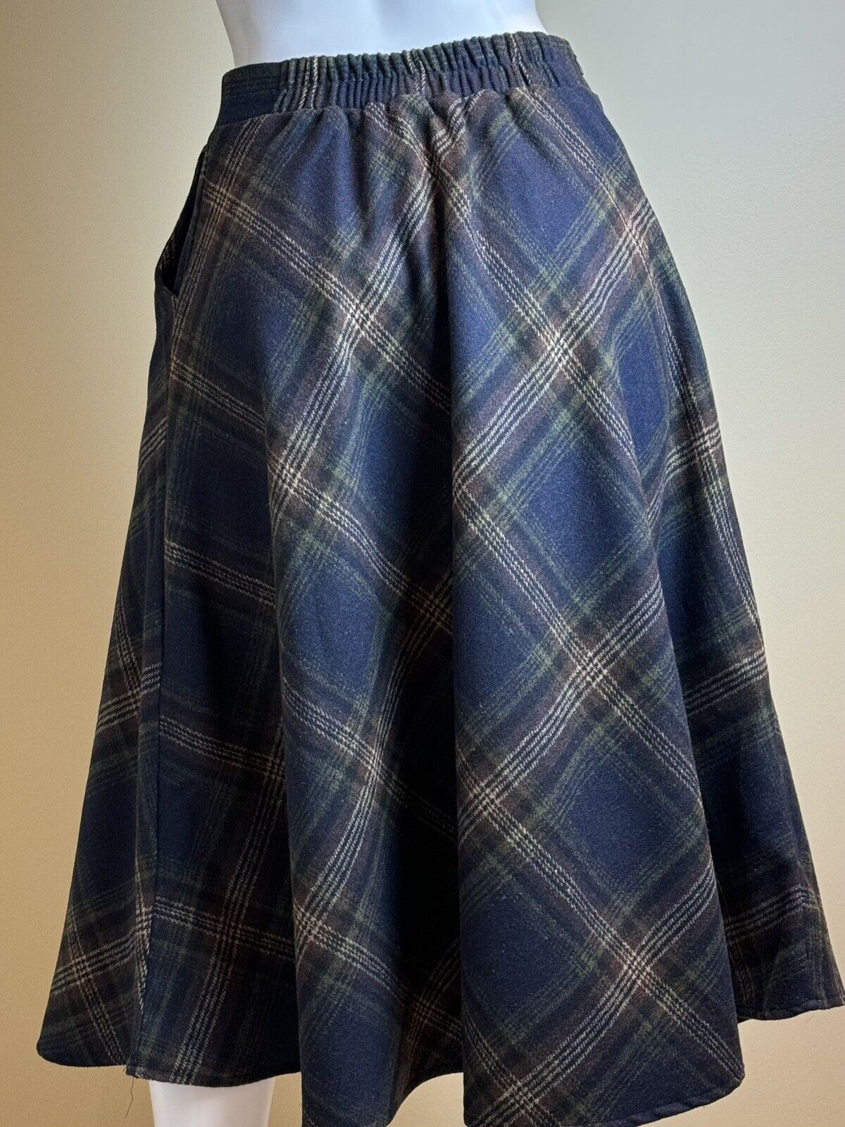 (I) Women’s Plaid Full Flare Skirt Sz S.     (62)