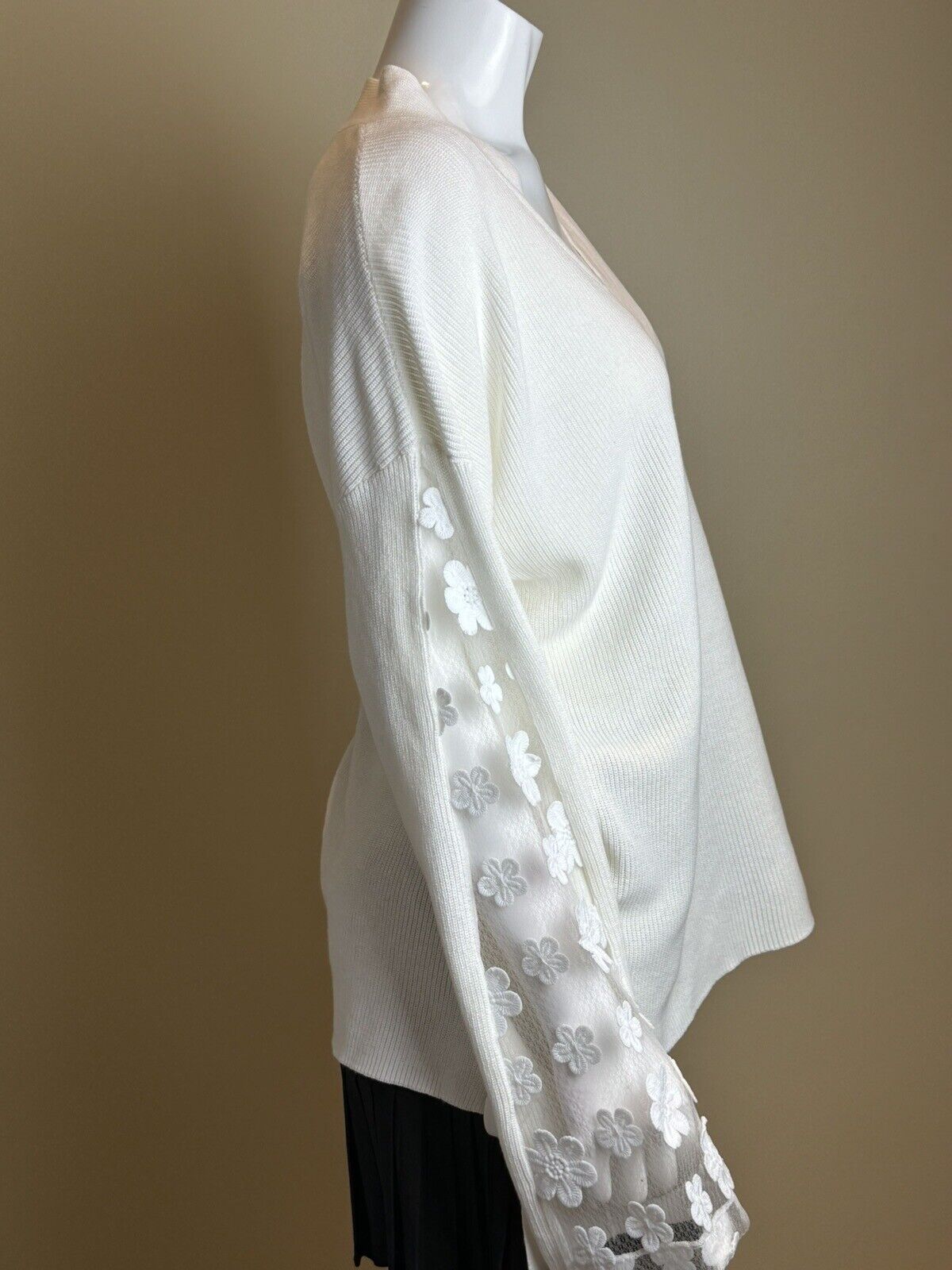 $118 French Connection Women's White Sheer Floral Sleeve Sweater Size M.  (67)