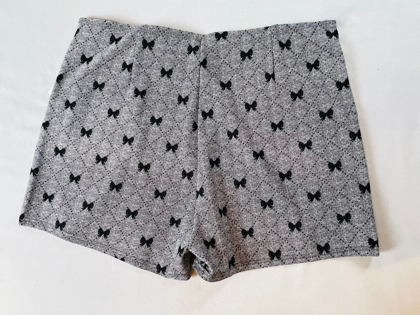 I BELIEVE Women’s Sz 3XL Black Bows Gray Knit Shorts