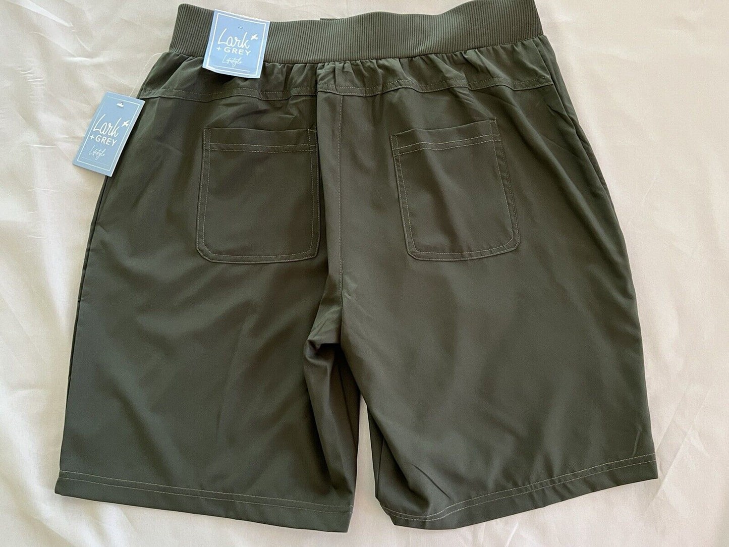 Lark+Grey Women’s Green Stretch Waist Shorts Sz M