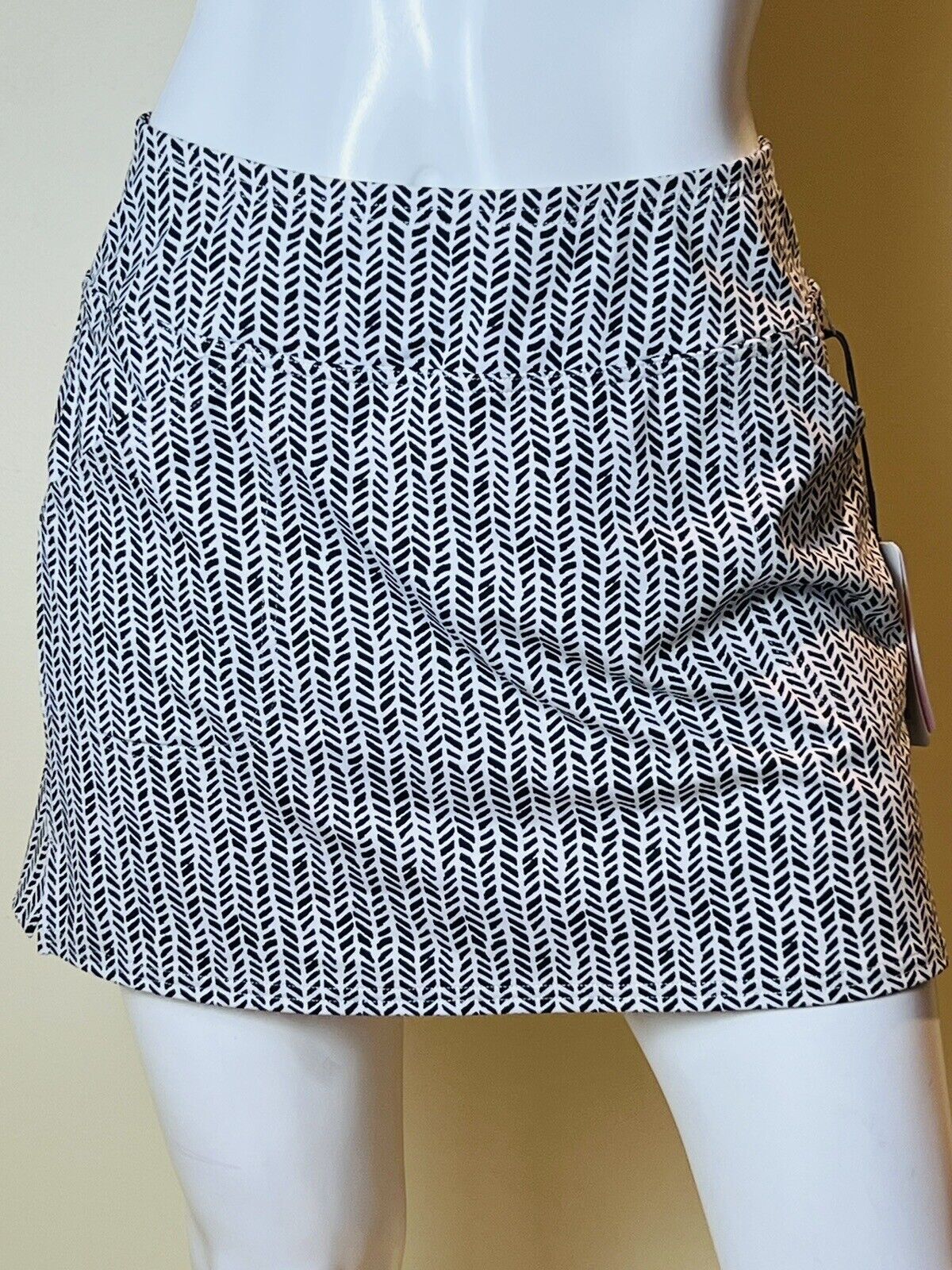 Jofit Women's Skort Skirt Golf Tennis Black White Size S.      (50)