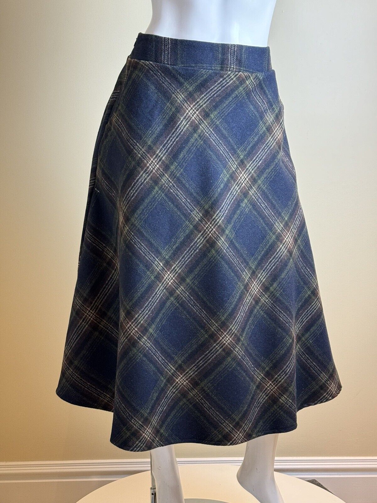 (I) Women’s Plaid Full Flare Skirt Sz S.     (62)