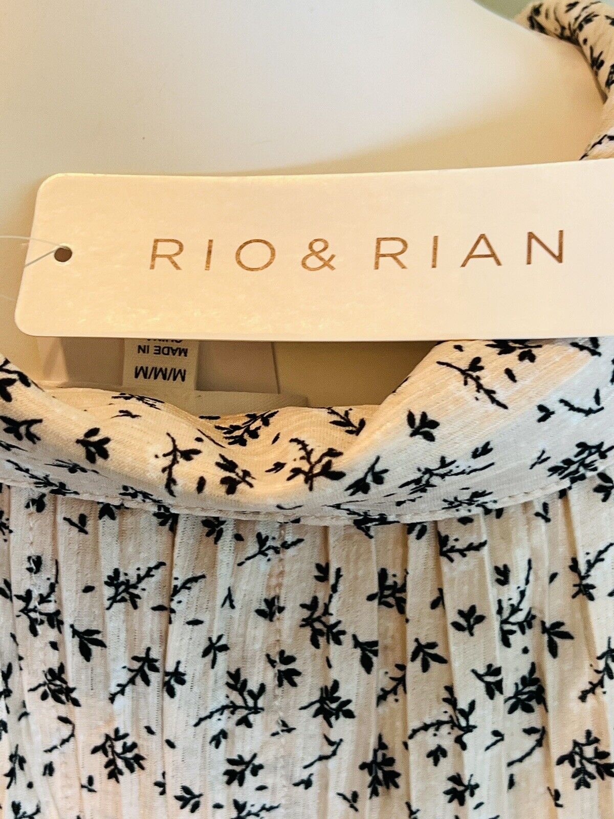 Rio &Rian Women’s Sleeveless Top Size M Beige Black Floral Shirt (3)