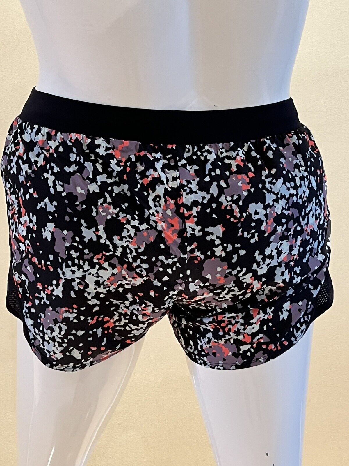 Under Armour Women's Running Shorts Heat gear Black Size L multicolor print