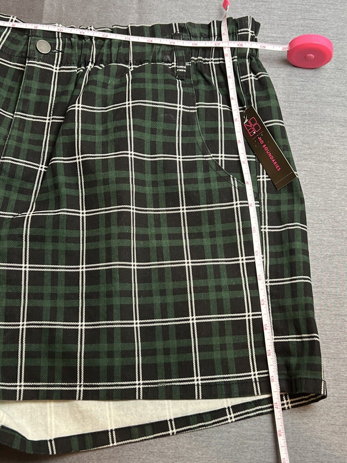 No Boundaries Womens Size 3X Black check Plaid Shorts