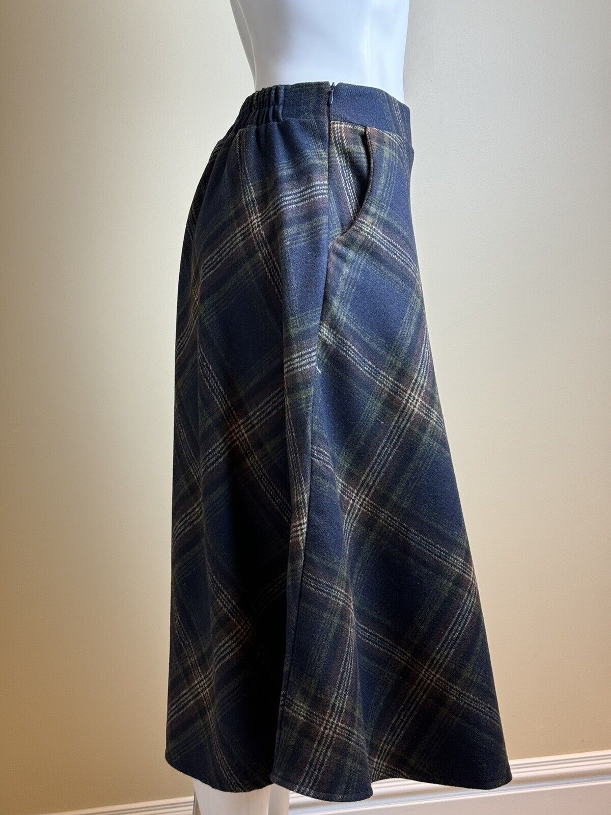 (I) Women’s Plaid Full Flare Skirt Sz S.     (62)